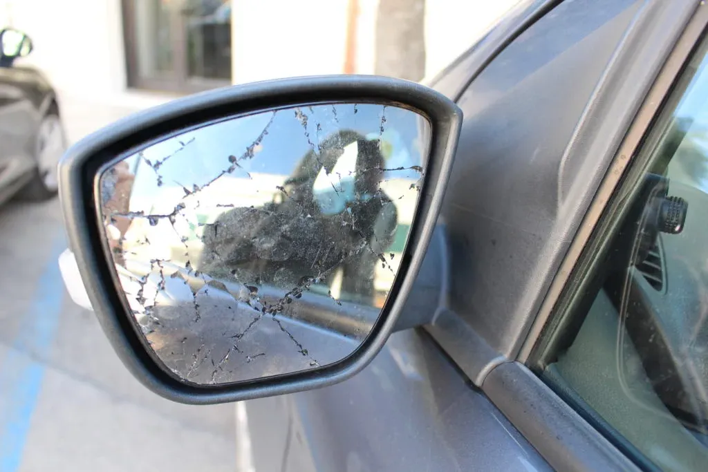 Le rétroviseur cassé lors du roadtrip d'Aurélie
