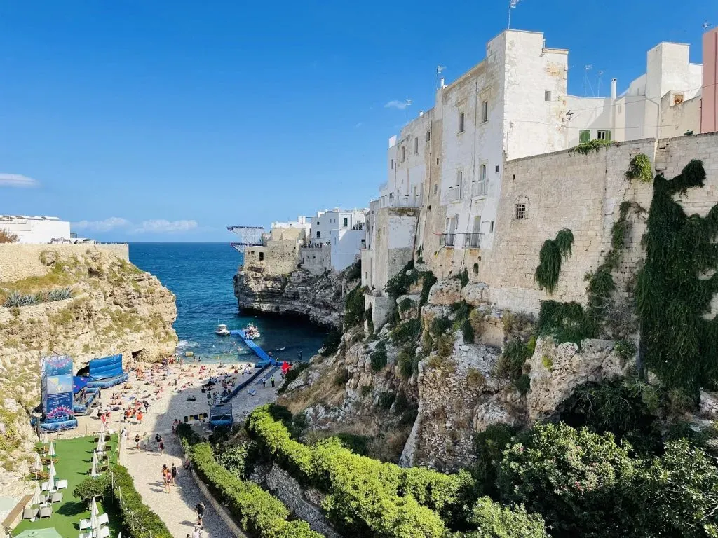 Une vue sur le bord de mer Polignano a Mare - par Mylène
