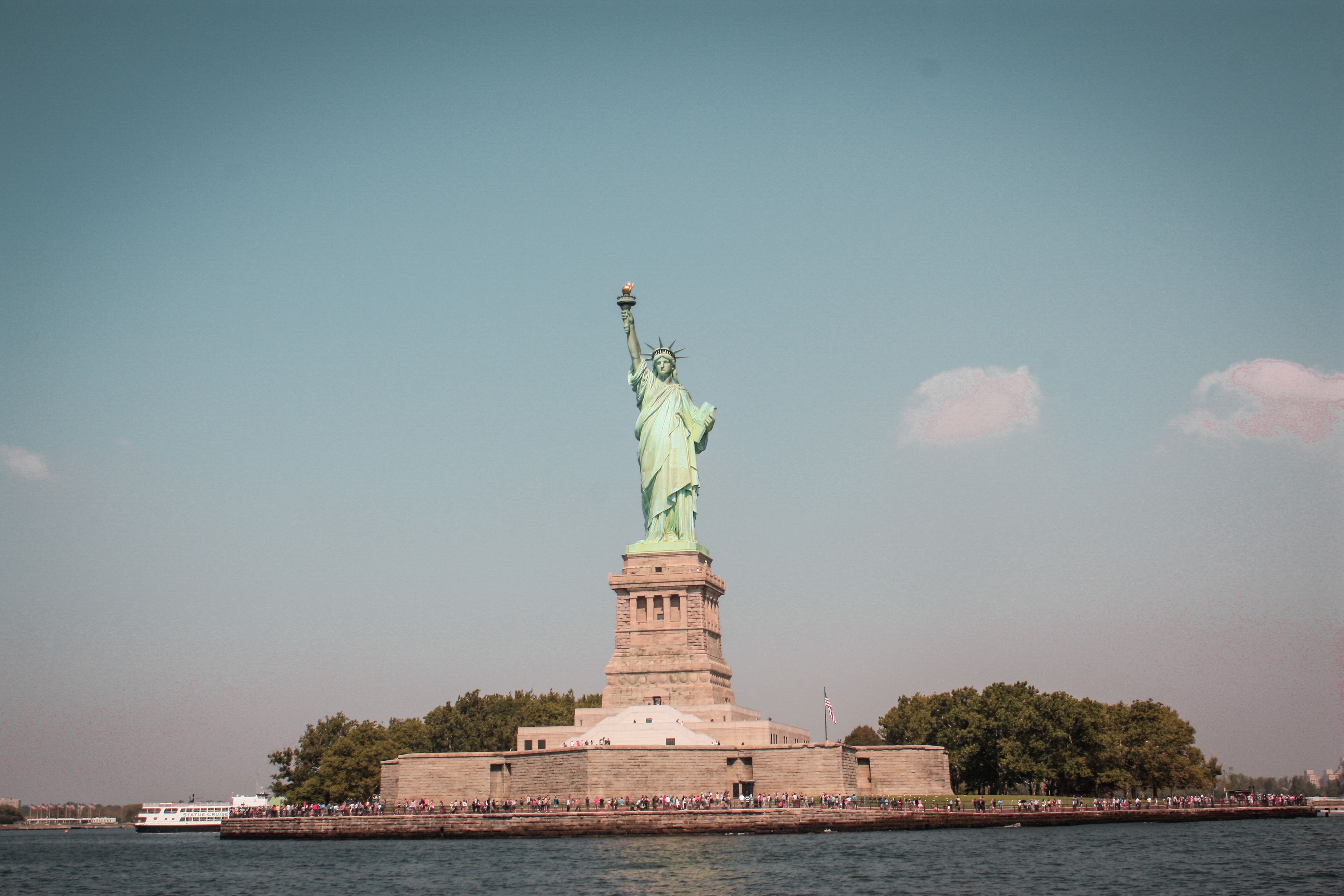 Une vue de Liberty Island et de la Statut de la Liberté depuis un bateau, par Mélanie