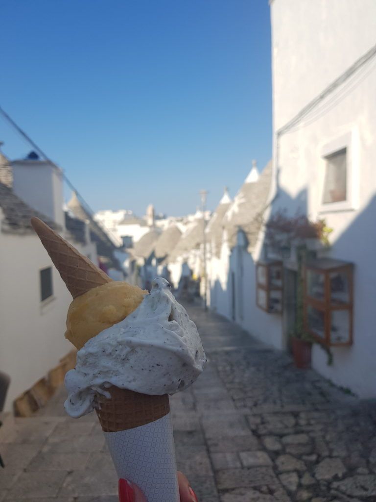 Une pause fraîcheur avec une glace artisanale dans les ruelles d'Alberobello.jpeg