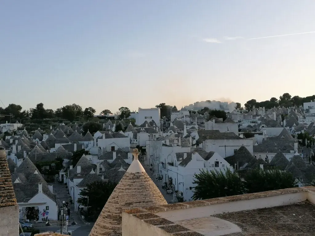 Une vue panoramique sur les célèbres trullis d'Alberobello.webp